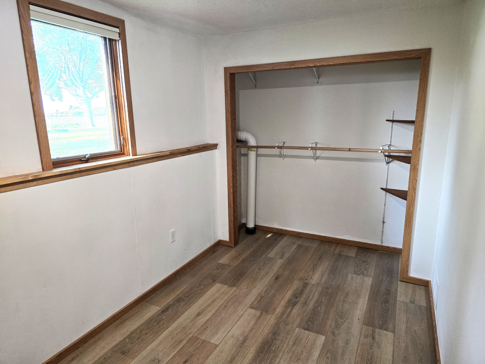 27.-Primary-Bedroom-Walk-In-Closet