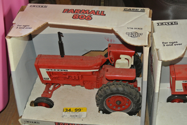 Toy Tractor Farmall 806